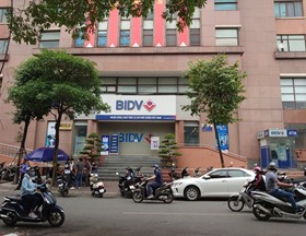 Hà Nội: Khống chế giao dịch viên “nổ súng” cướp ngân hàng BIDV