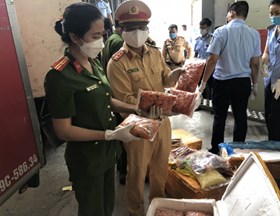 Hà Nội: Tạm giữ xe chở 10 tấn cánh gà, nầm lợn đông lạnh trên cao tốc