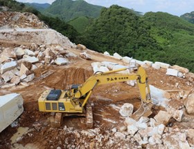 Nghệ An: Bắt quả tang nhóm đối tượng khai thác trái phép 800m3 đá trắng