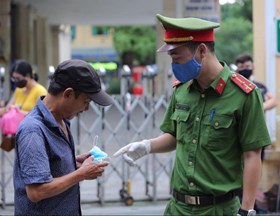 Quận Hoàn Kiếm xử phạt 134 trường hợp không đeo khẩu trang trong 4 ngày lễ