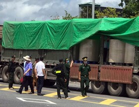 Quảng Ninh: Phát hiện 2 xe container chở lượng lớn "bột lạ" màu đen sang Trung Quốc