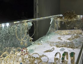 TPHCM: Người dân vây bắt đối tượng cướp tiệm vàng